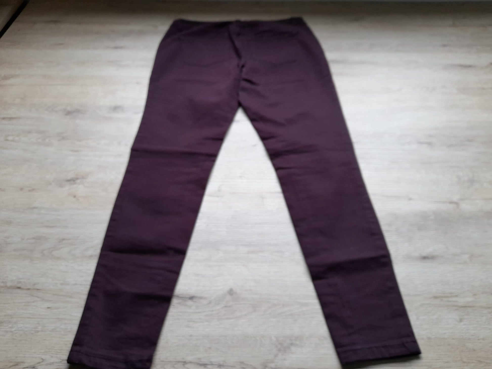 PANTALÓN BERENJENA TIPO VAQUERO ELÁSTICO