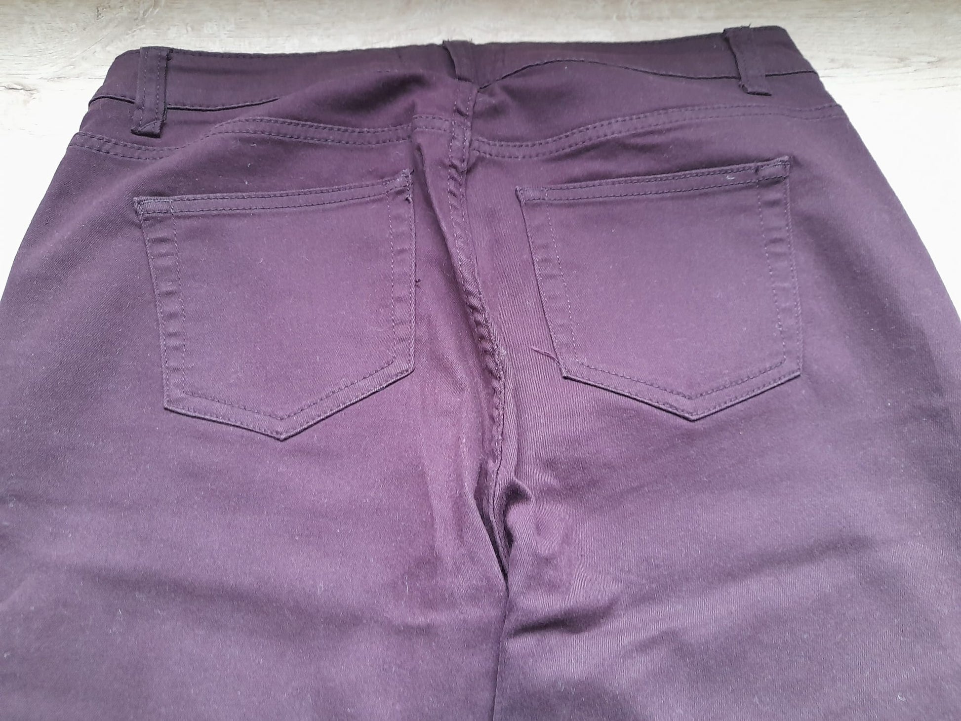 PANTALÓN BERENJENA TIPO VAQUERO ELÁSTICO