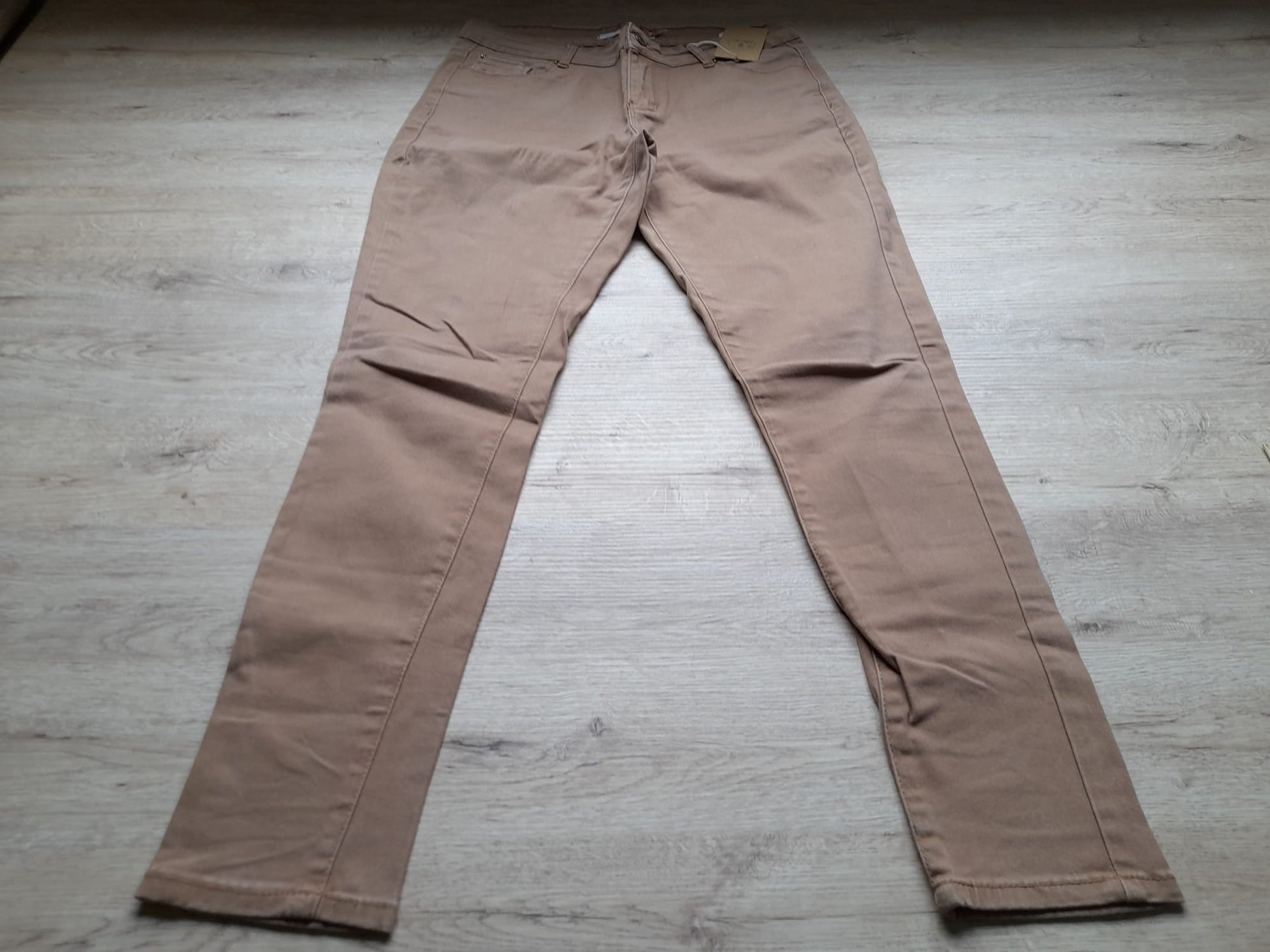 PANTALÓN TIPO VAQUERO COLOR TEJA ELÁSTICO