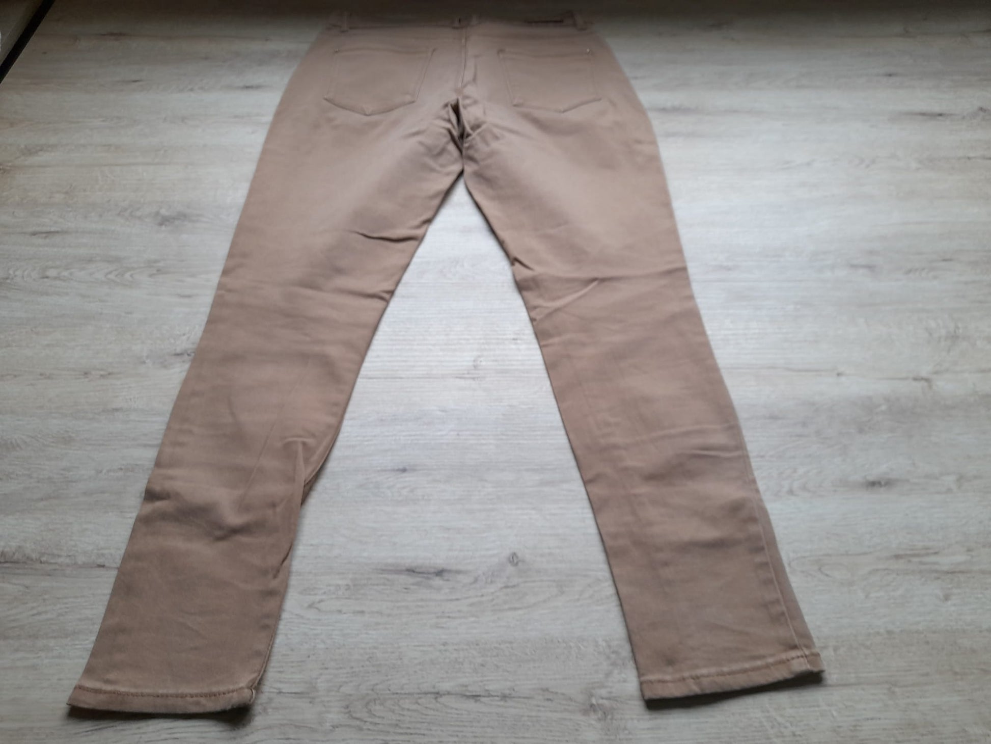 PANTALÓN TIPO VAQUERO COLOR TEJA ELÁSTICO