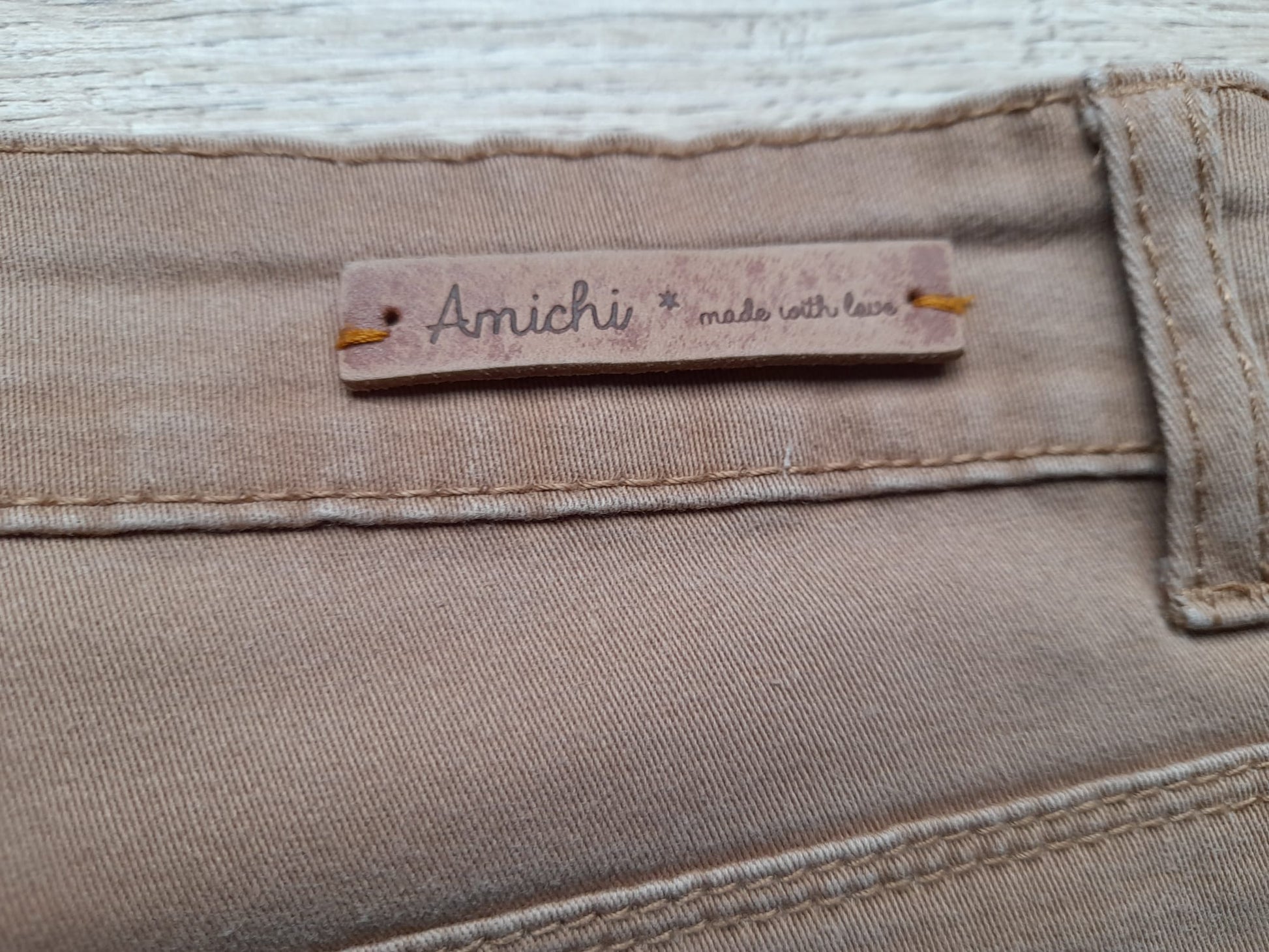 PANTALÓN TIPO VAQUERO COLOR TEJA ELÁSTICO
