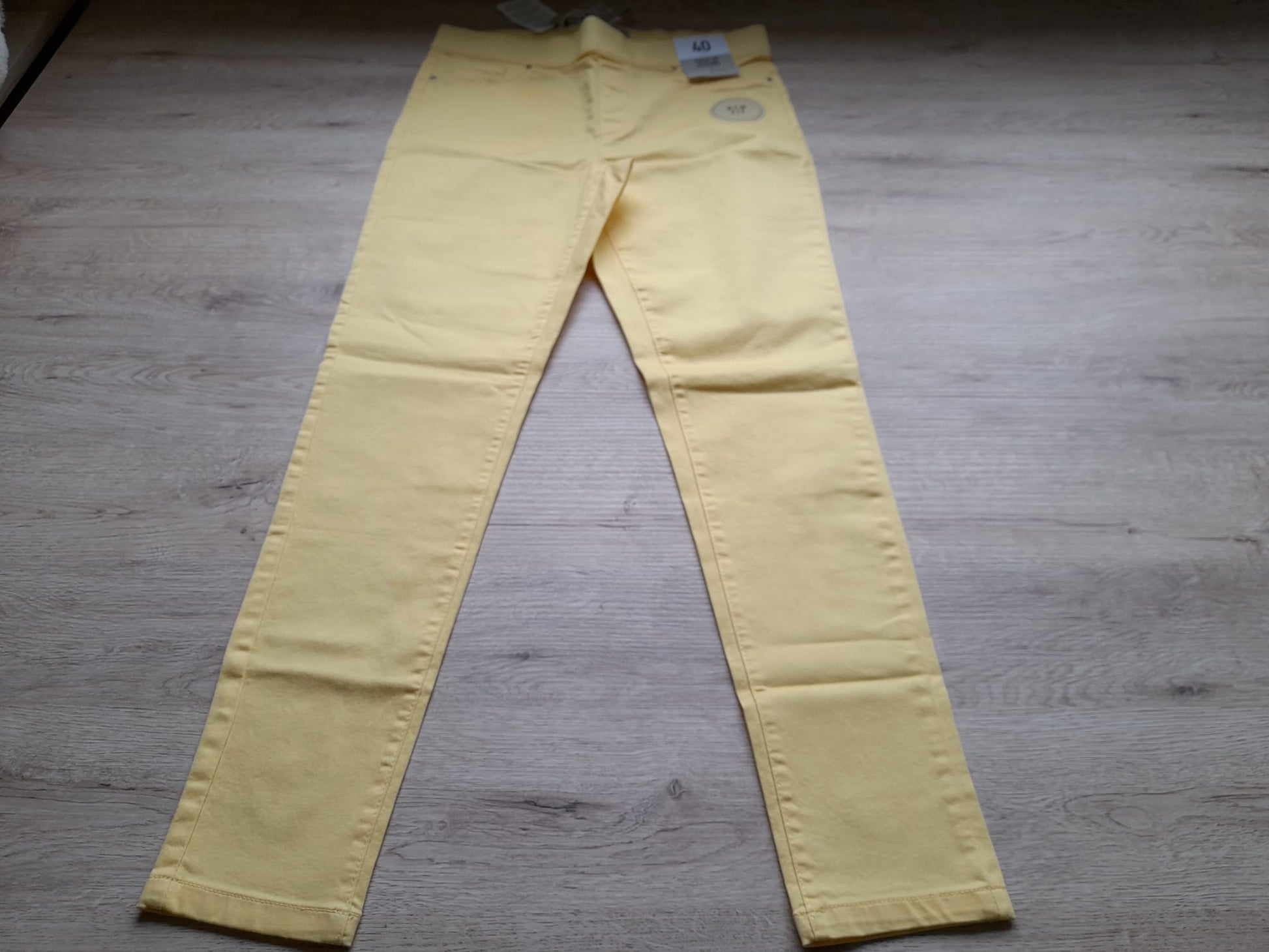 PANTALÓN TIPO JOGGER AMARILLO ELÁSTICO (CON ETIQUETA)