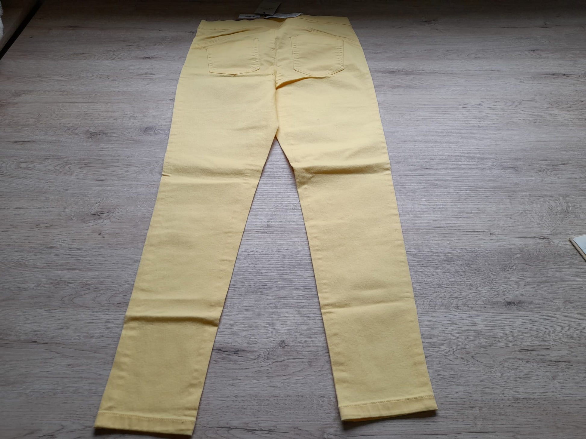 PANTALÓN TIPO JOGGER AMARILLO ELÁSTICO (CON ETIQUETA)