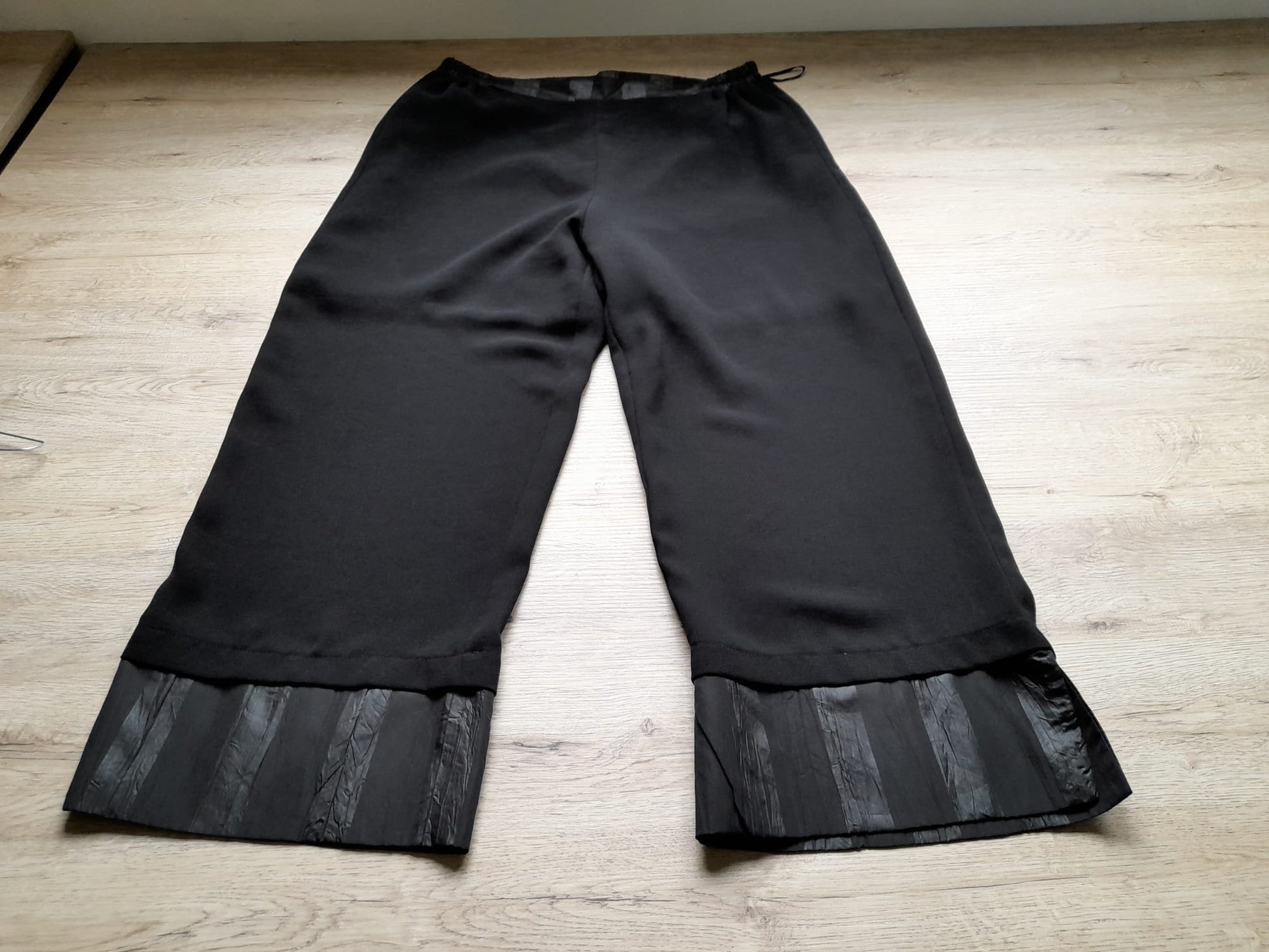 PANTALÓN NEGRO CON FORRO INTERIOR DE VESTIR CON VOLANTES EN TOBILLO