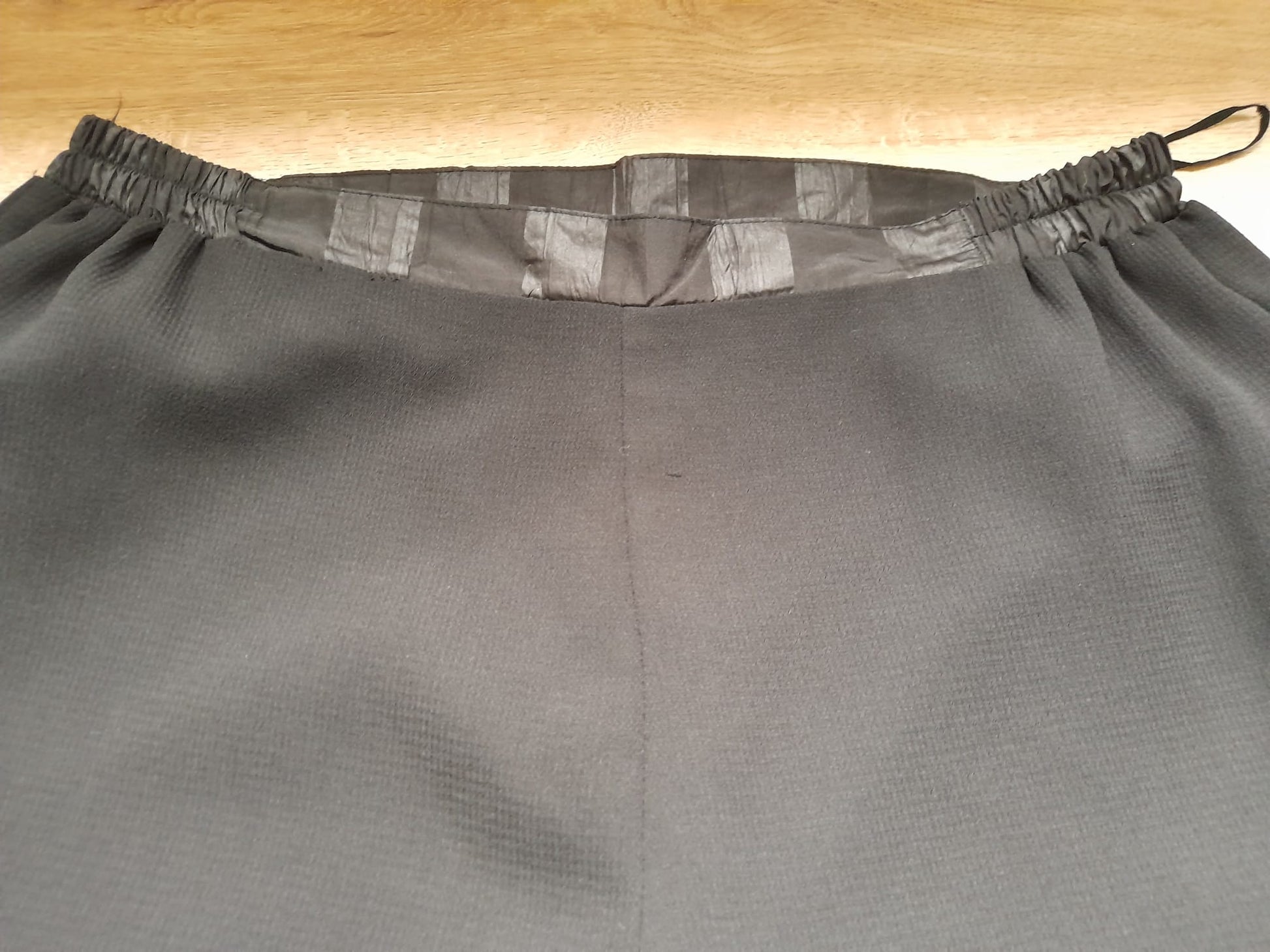 PANTALÓN NEGRO CON FORRO INTERIOR DE VESTIR CON VOLANTES EN TOBILLO