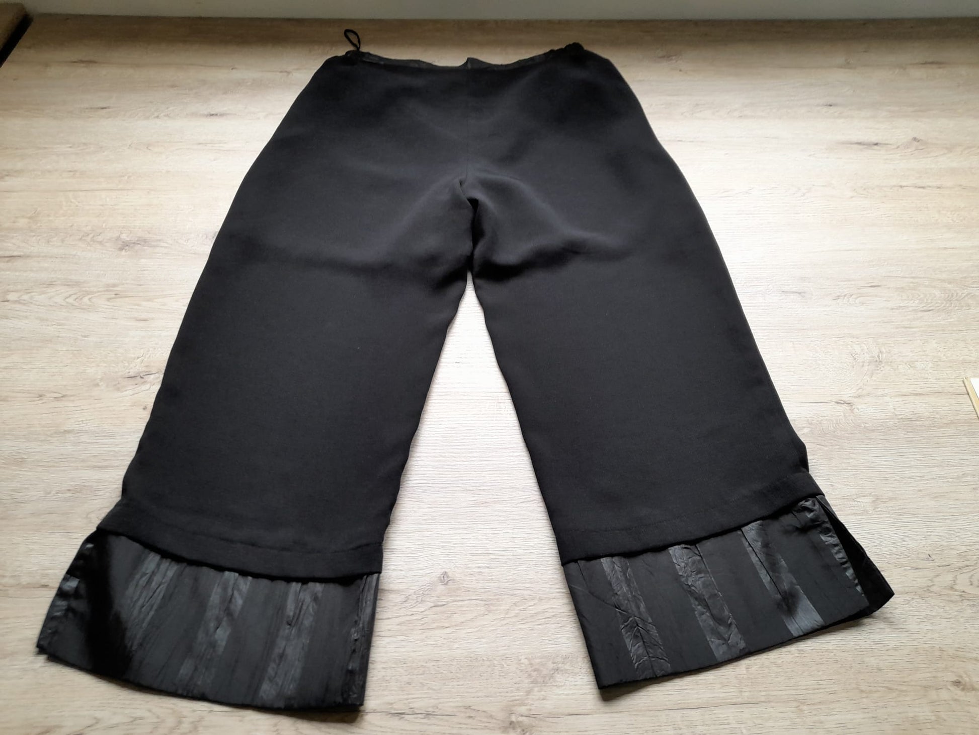 PANTALÓN NEGRO CON FORRO INTERIOR DE VESTIR CON VOLANTES EN TOBILLO