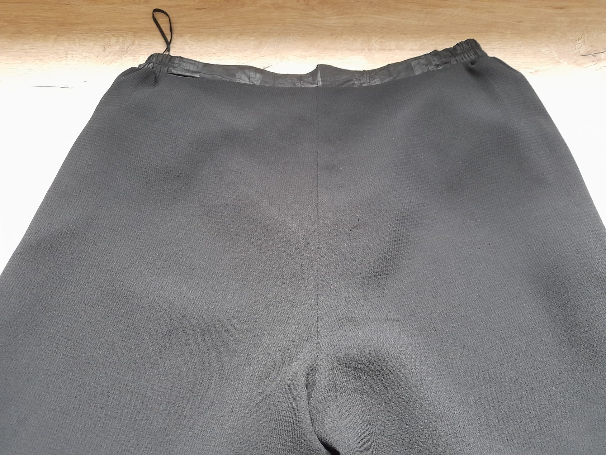 PANTALÓN NEGRO CON FORRO INTERIOR DE VESTIR CON VOLANTES EN TOBILLO