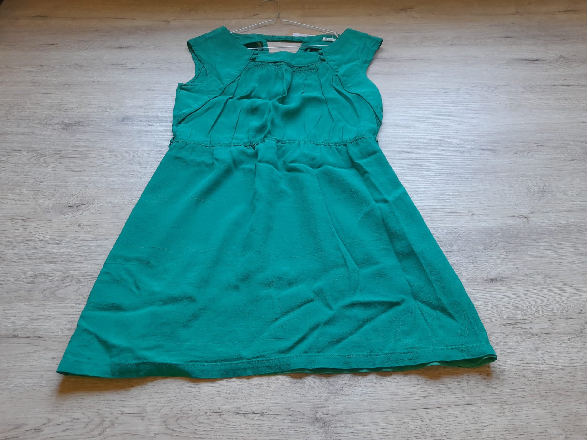 VESTIDO MIDI VERDE SIN MANGAS Y FORRO