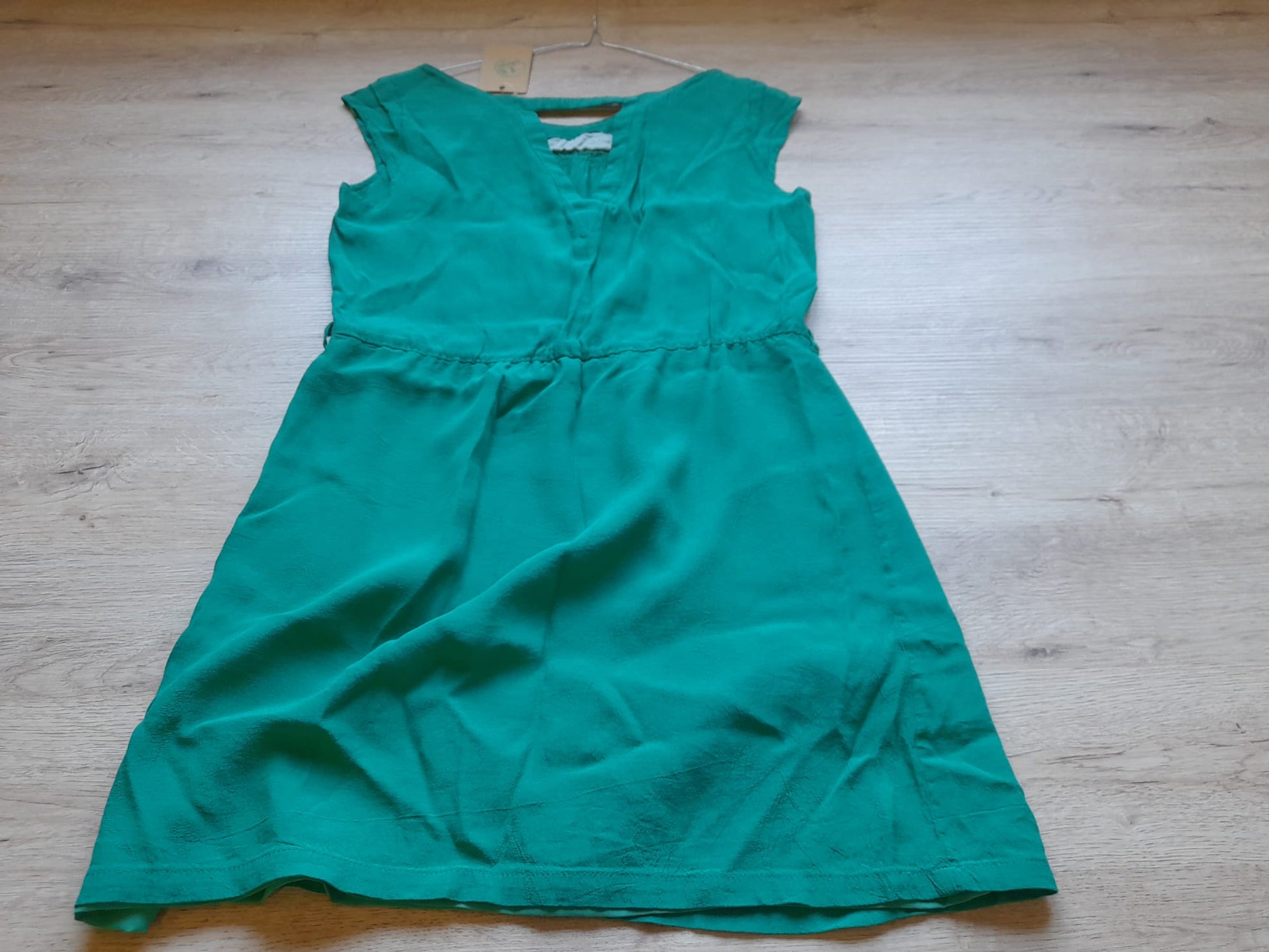 VESTIDO MIDI VERDE SIN MANGAS Y FORRO