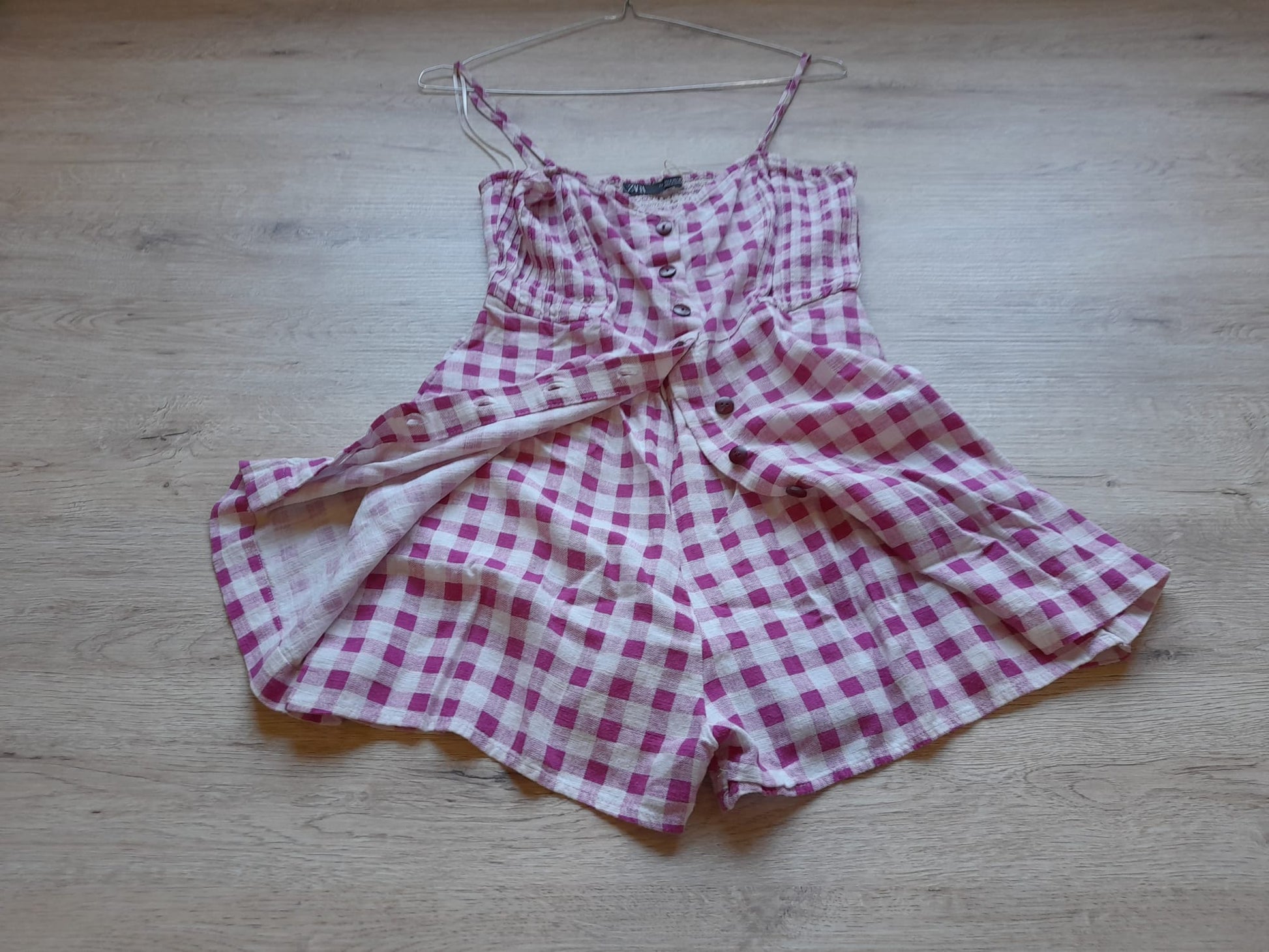 MONO CORTO TIRANTES BLANCO Y CUADROS FUCSIA (TIENE UN BOTÓN DESCOSIDO)