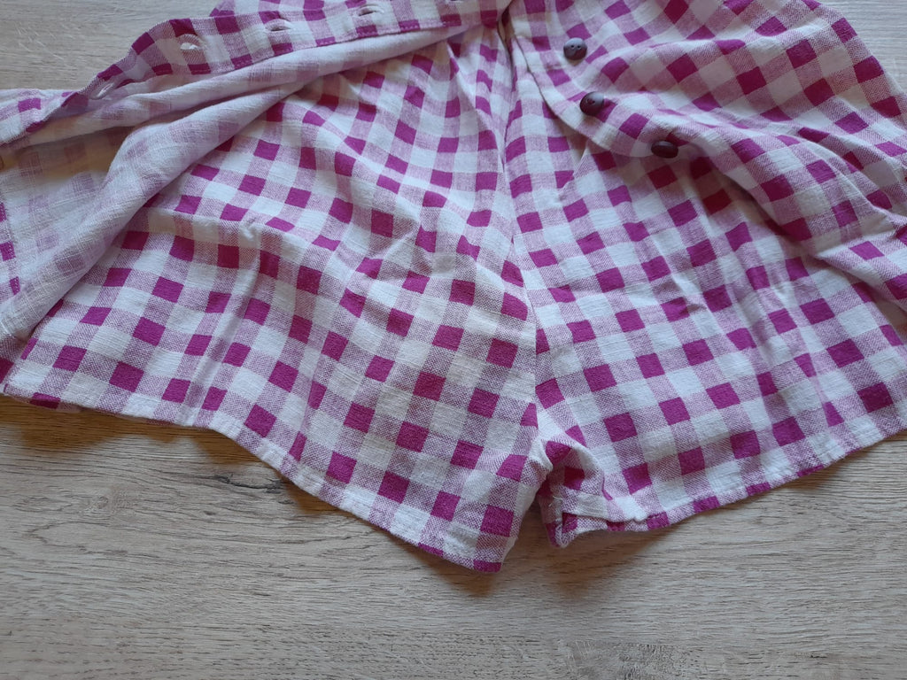 MONO CORTO TIRANTES BLANCO Y CUADROS FUCSIA (TIENE UN BOTÓN DESCOSIDO)