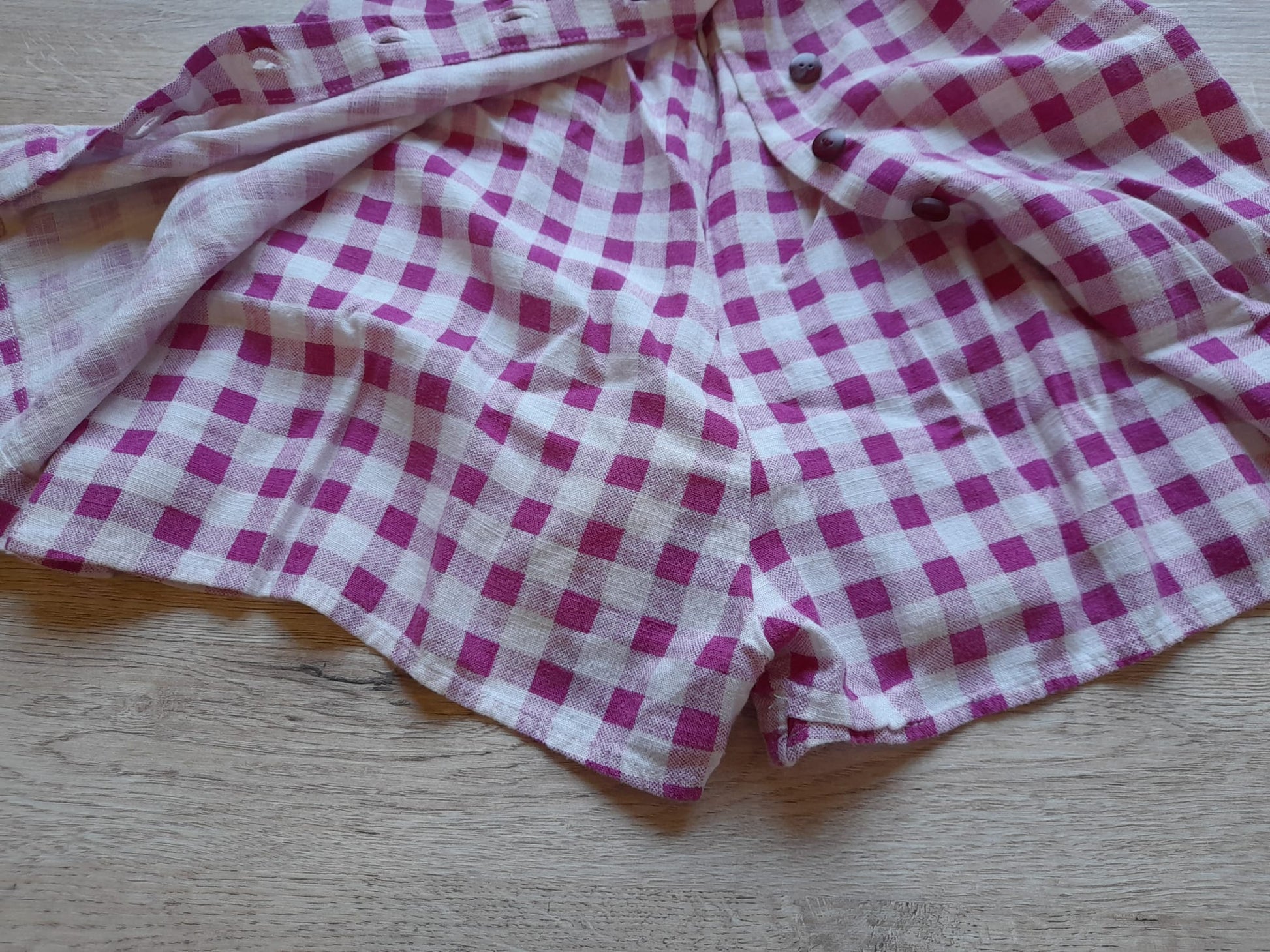 MONO CORTO TIRANTES BLANCO Y CUADROS FUCSIA (TIENE UN BOTÓN DESCOSIDO)