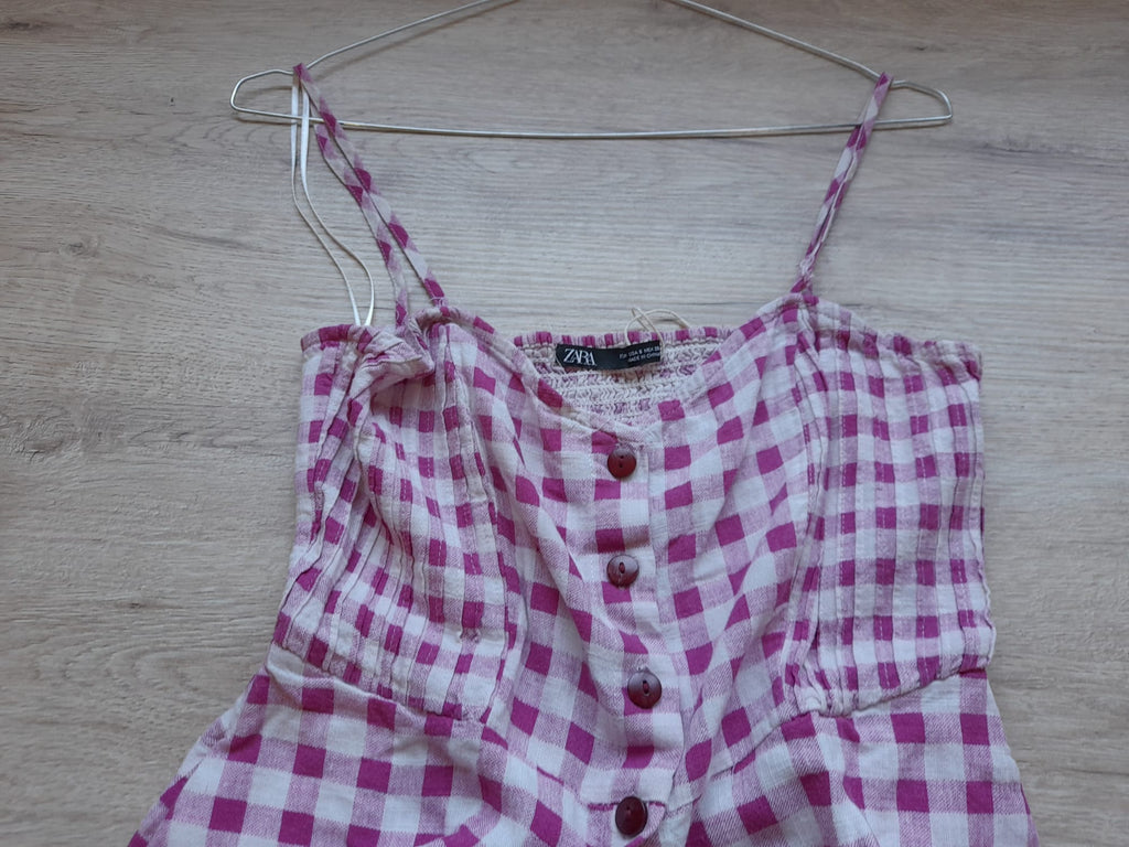 MONO CORTO TIRANTES BLANCO Y CUADROS FUCSIA (TIENE UN BOTÓN DESCOSIDO)