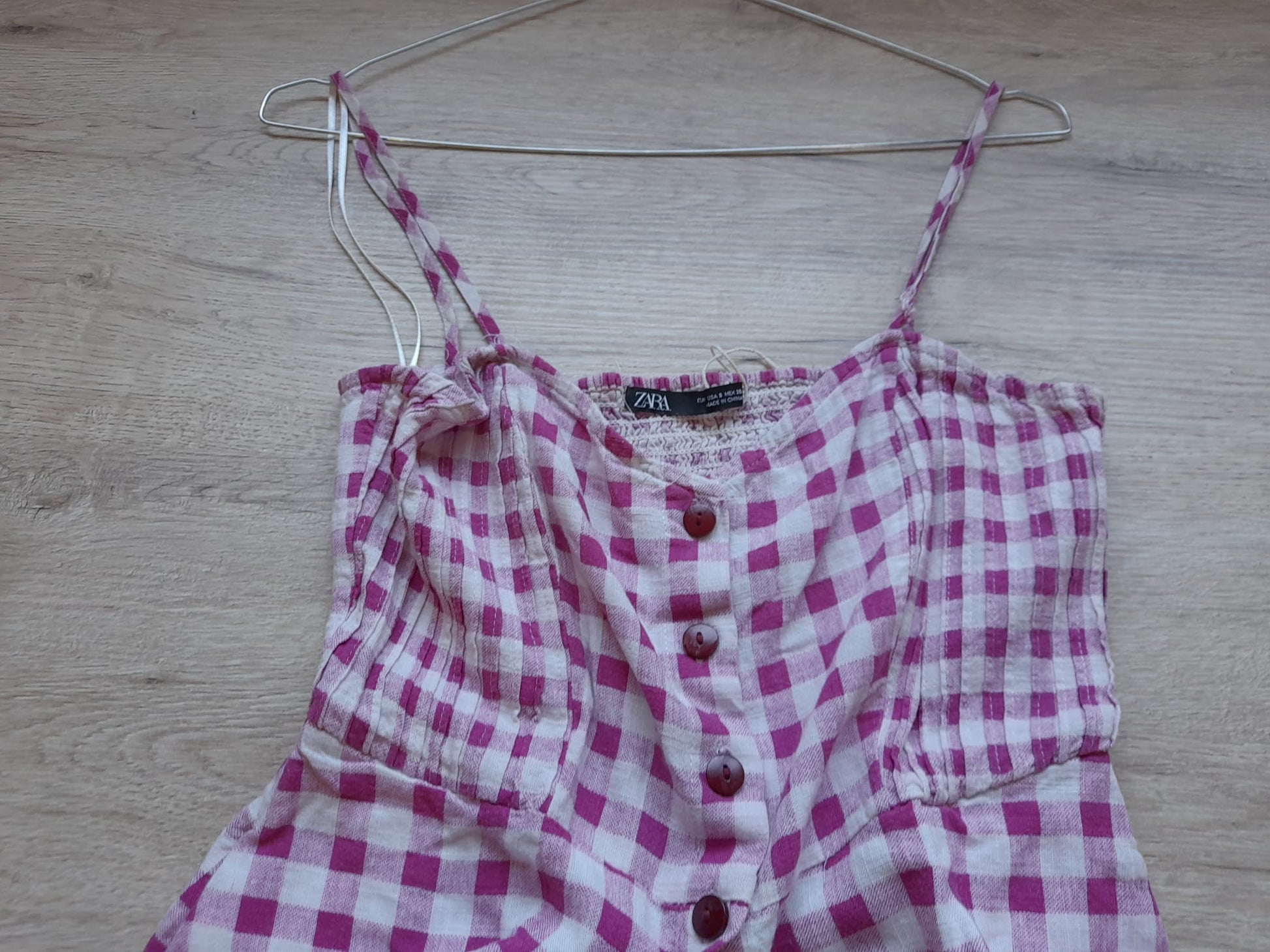 MONO CORTO TIRANTES BLANCO Y CUADROS FUCSIA (TIENE UN BOTÓN DESCOSIDO)