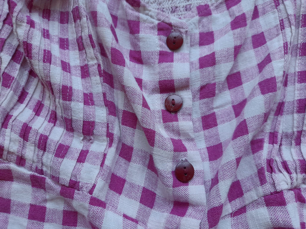 MONO CORTO TIRANTES BLANCO Y CUADROS FUCSIA (TIENE UN BOTÓN DESCOSIDO)