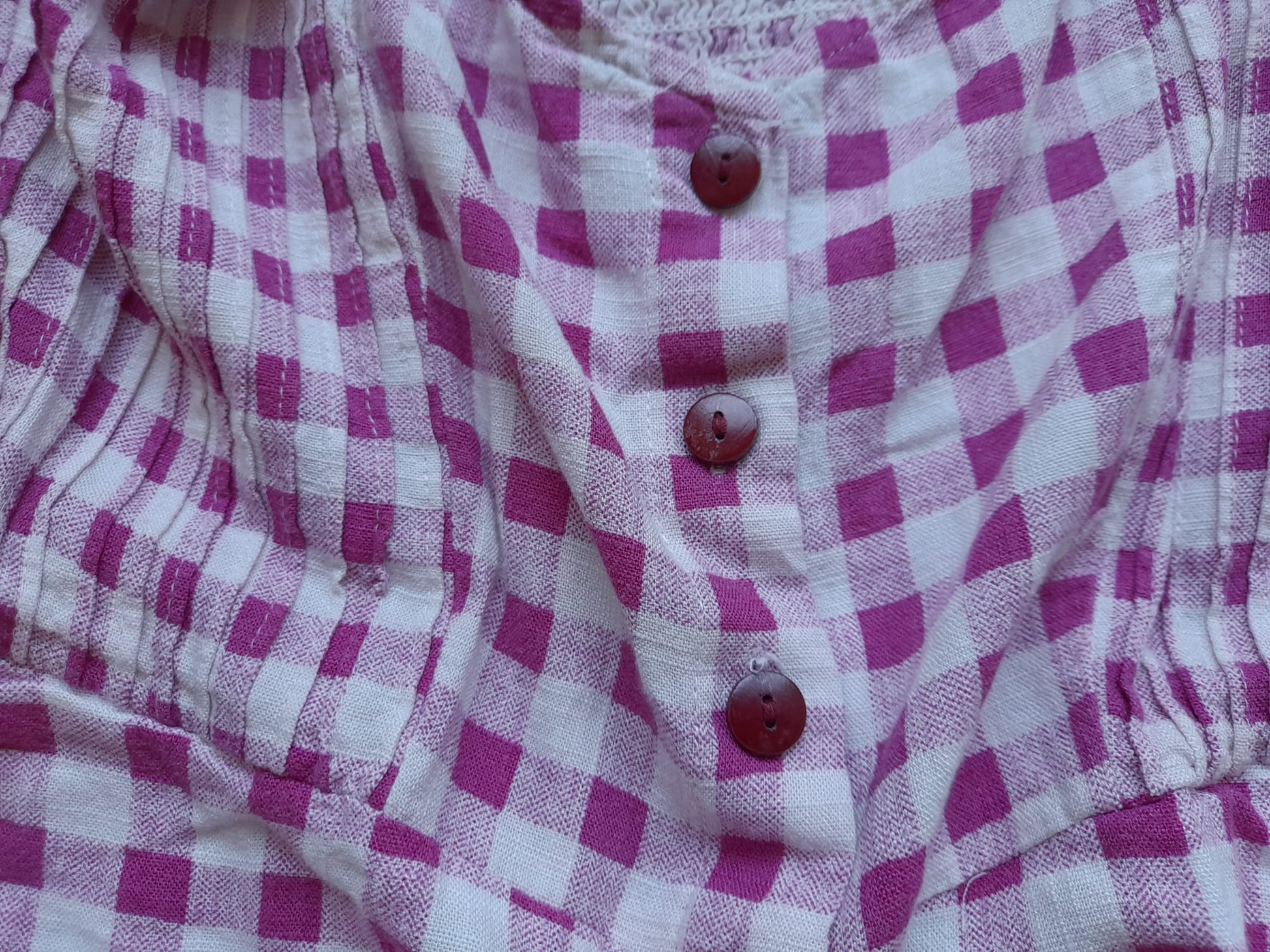 MONO CORTO TIRANTES BLANCO Y CUADROS FUCSIA (TIENE UN BOTÓN DESCOSIDO)