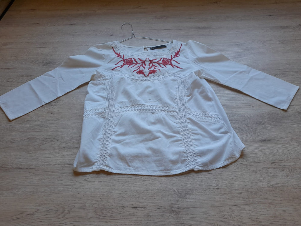 CAMISETA BLANCA CON MANGA FRANCESA Y BORDADO EN ROJO