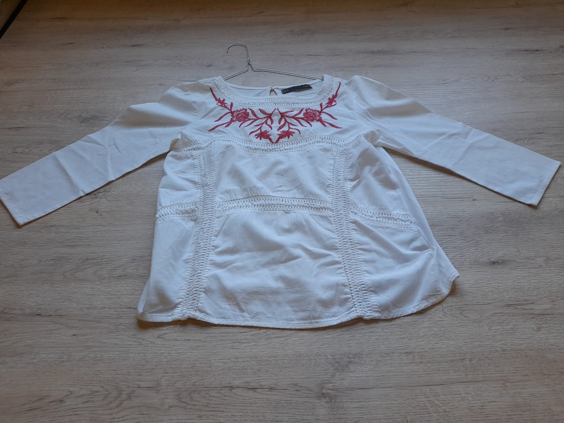 CAMISETA BLANCA CON MANGA FRANCESA Y BORDADO EN ROJO