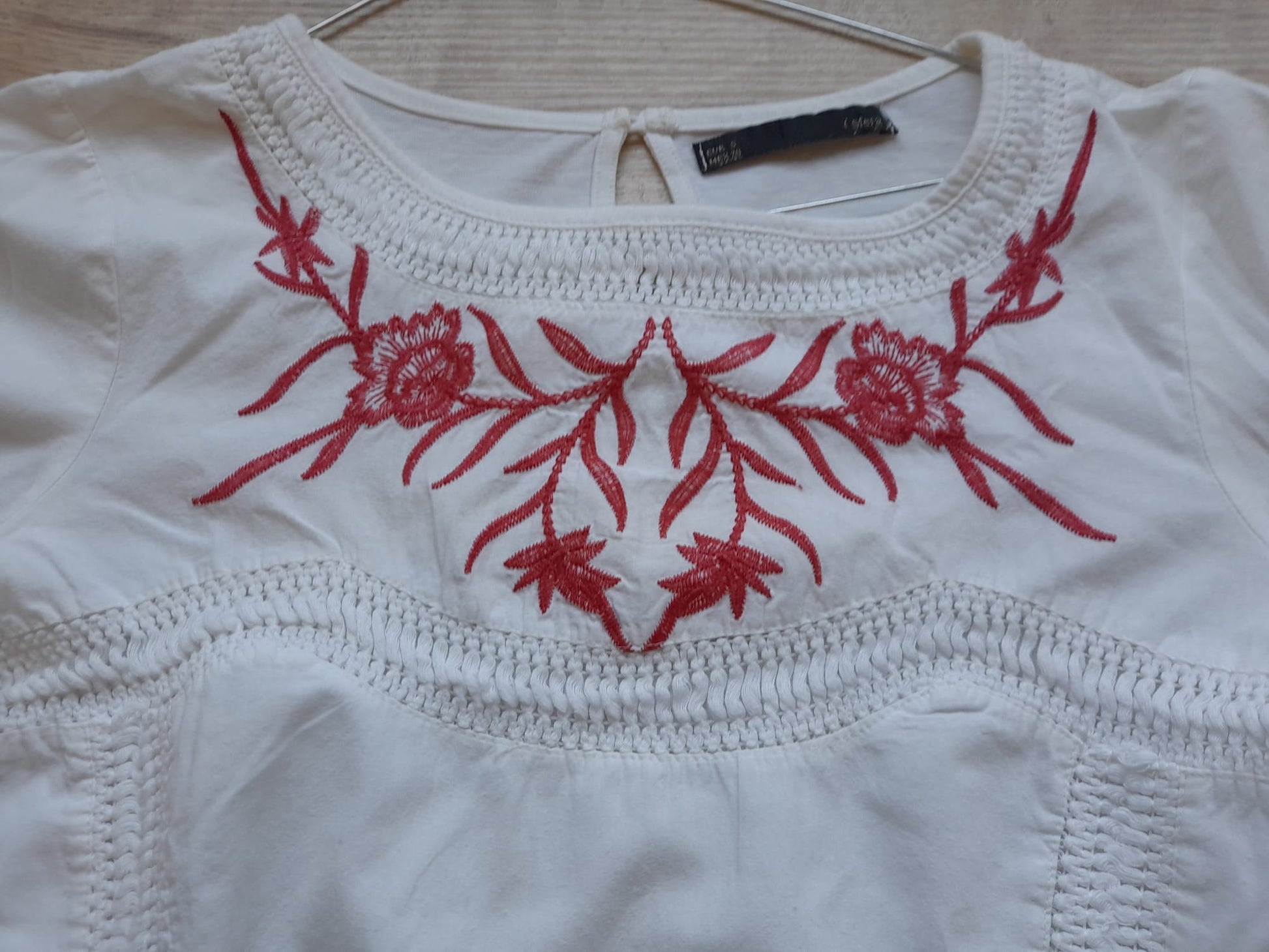 CAMISETA BLANCA CON MANGA FRANCESA Y BORDADO EN ROJO
