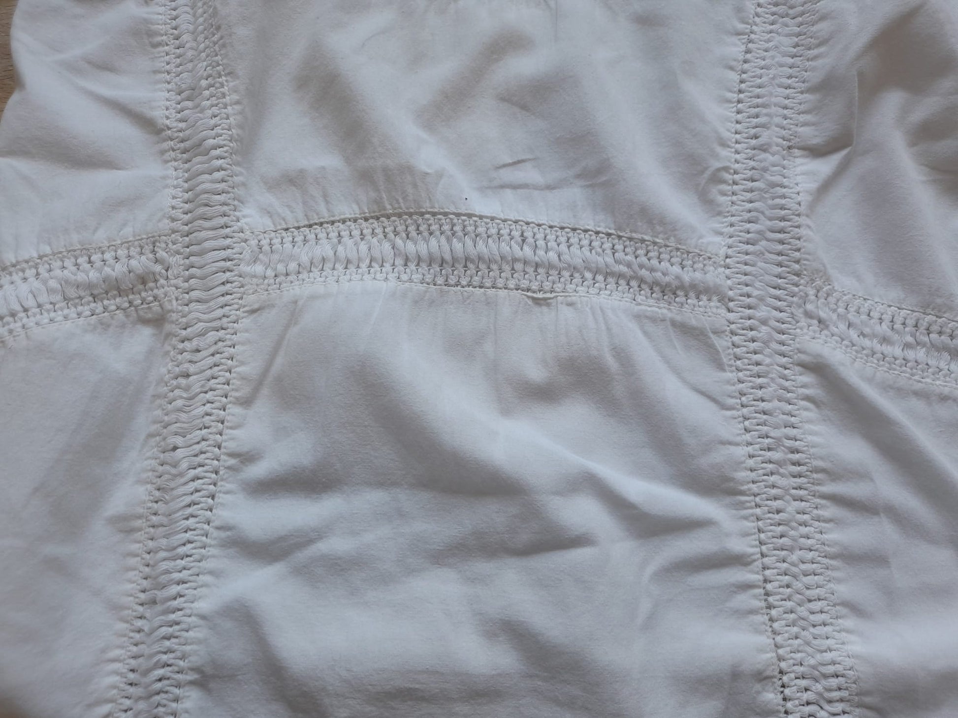 CAMISETA BLANCA CON MANGA FRANCESA Y BORDADO EN ROJO