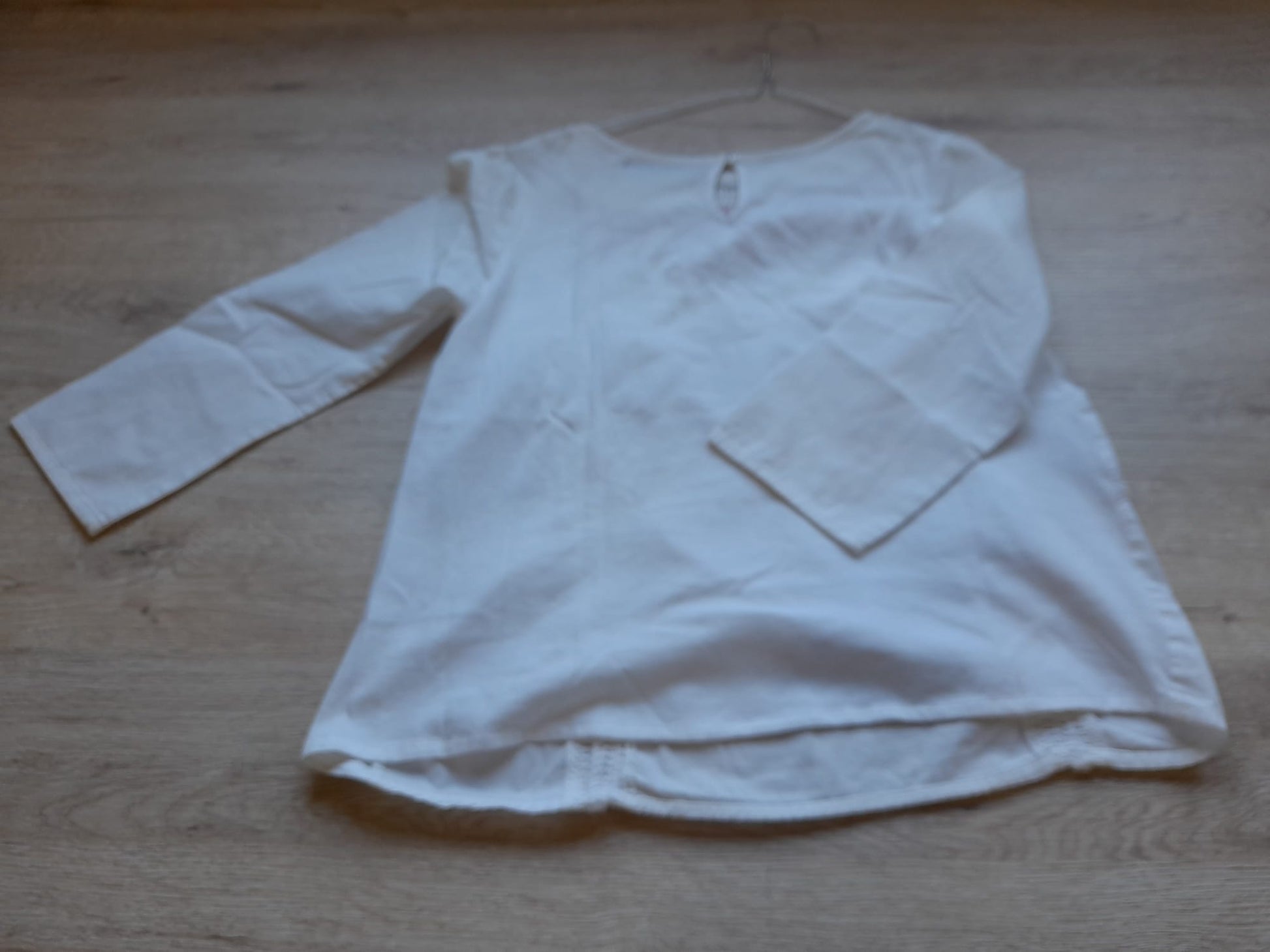 CAMISETA BLANCA CON MANGA FRANCESA Y BORDADO EN ROJO