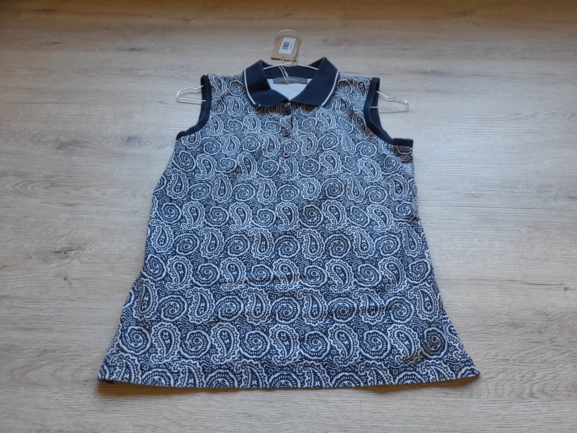 POLO SIN MANGAS MUJER AZUL MARINO CON ESTAMPADO