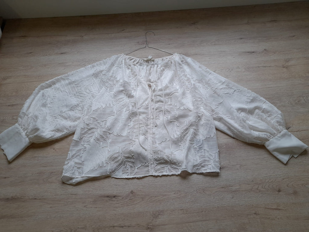 BLUSA M/L BLANCA BORDADA (PEQUEÑO ROTO HOMBRO DERECHO)