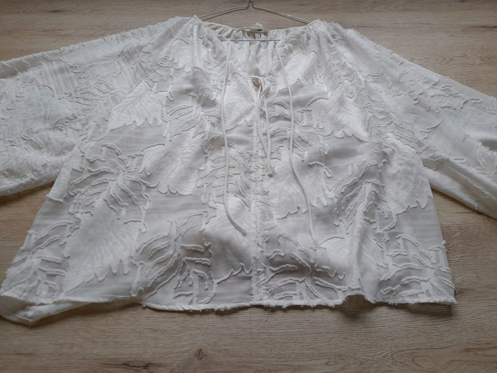 BLUSA M/L BLANCA BORDADA (PEQUEÑO ROTO HOMBRO DERECHO)