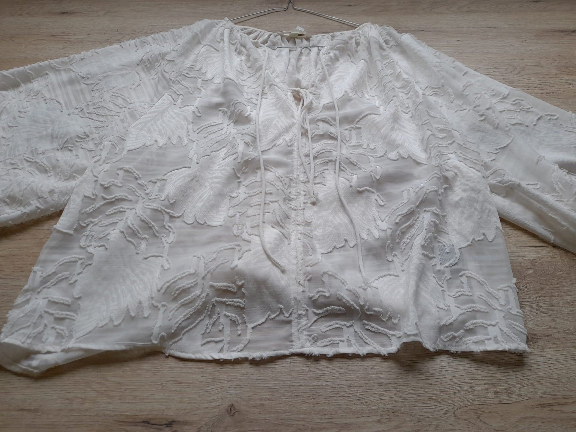 BLUSA M/L BLANCA BORDADA (PEQUEÑO ROTO HOMBRO DERECHO)