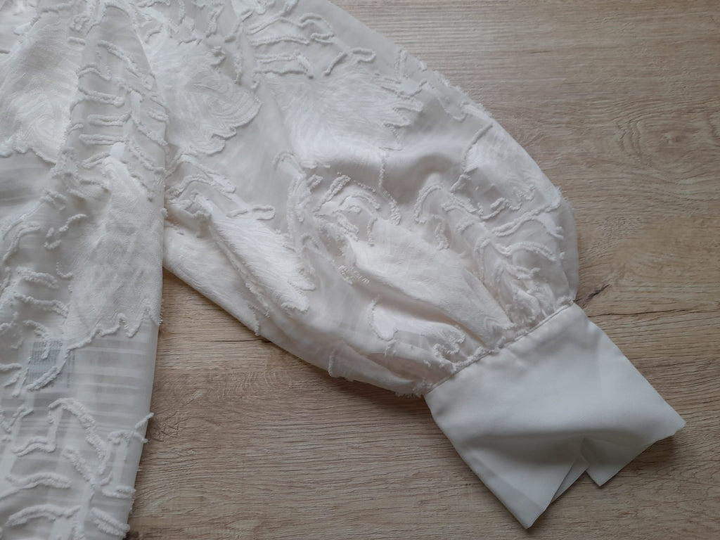 BLUSA M/L BLANCA BORDADA (PEQUEÑO ROTO HOMBRO DERECHO)