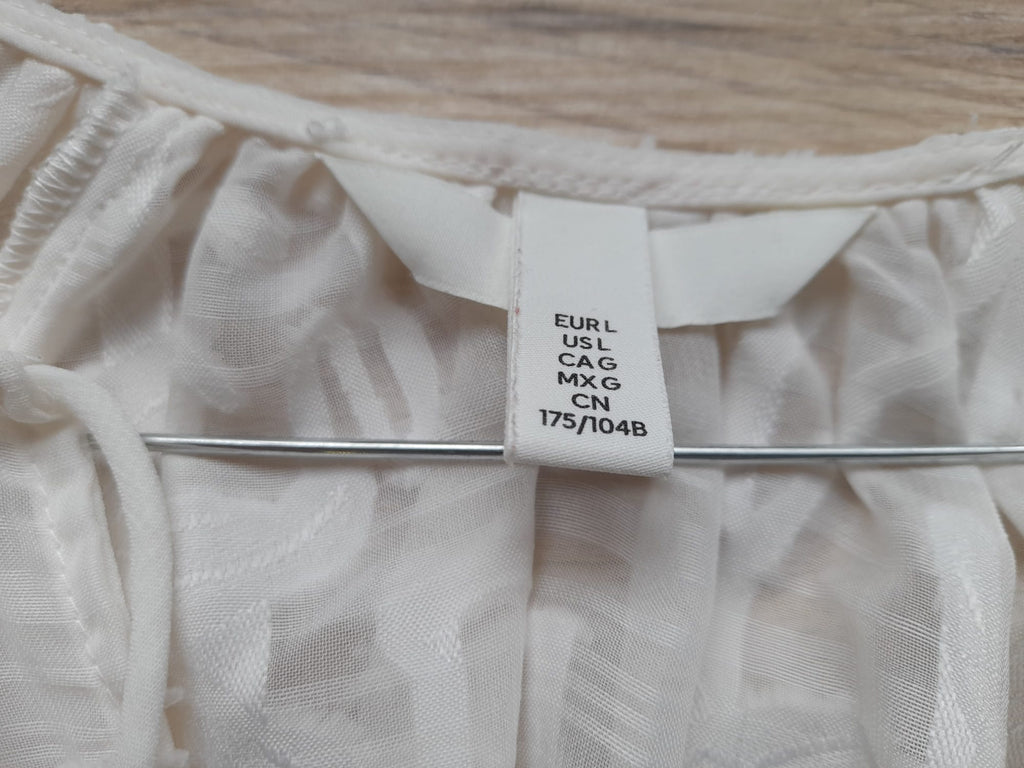 BLUSA M/L BLANCA BORDADA (PEQUEÑO ROTO HOMBRO DERECHO)