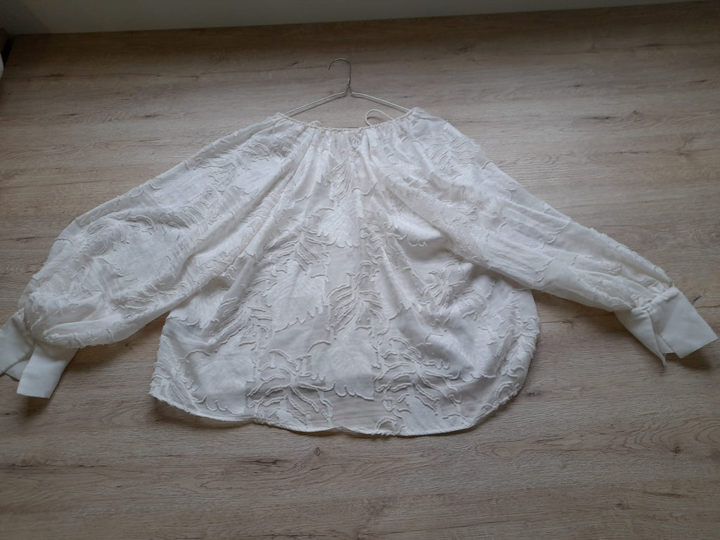 BLUSA M/L BLANCA BORDADA (PEQUEÑO ROTO HOMBRO DERECHO)