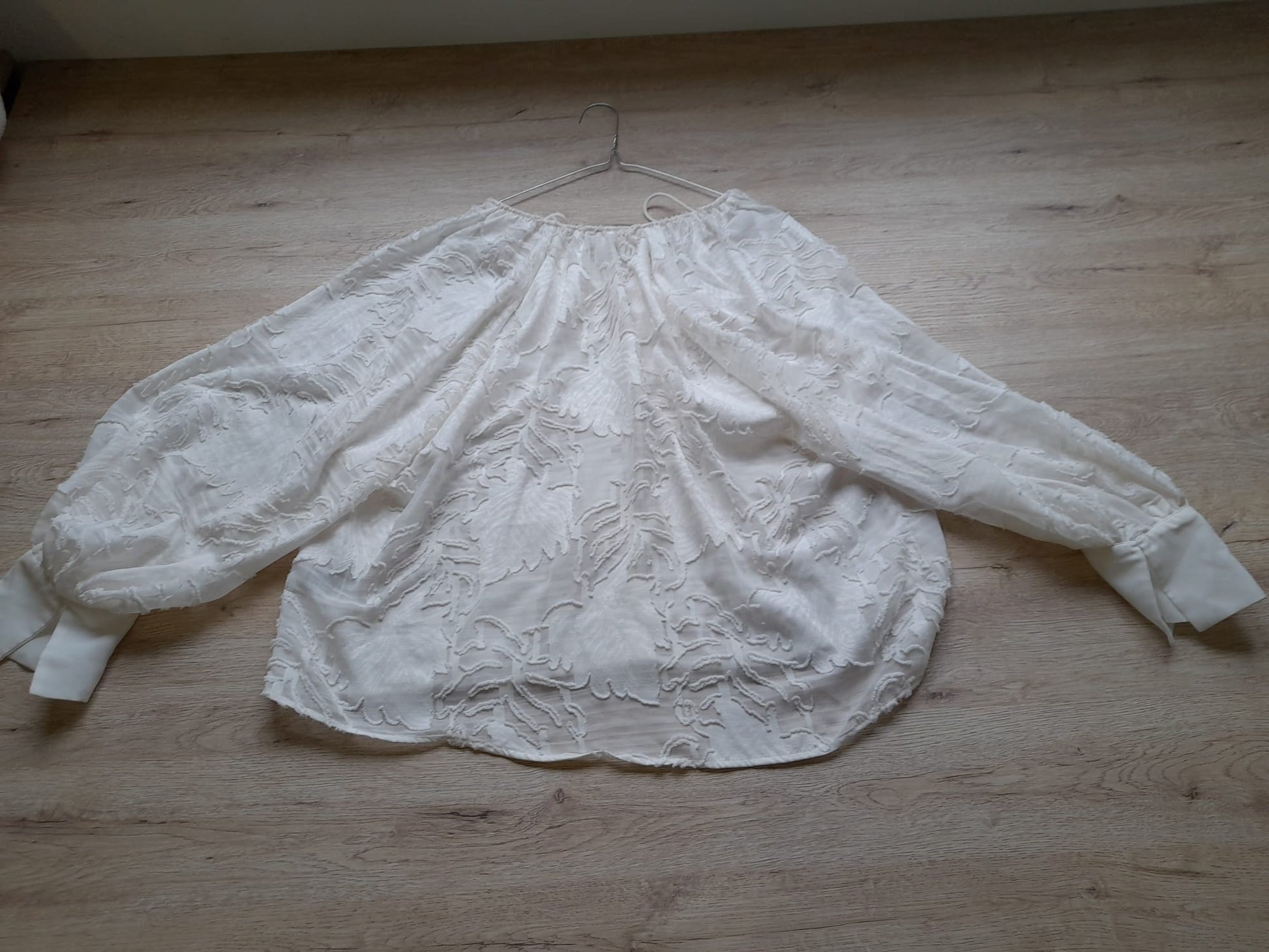 BLUSA M/L BLANCA BORDADA (PEQUEÑO ROTO HOMBRO DERECHO)