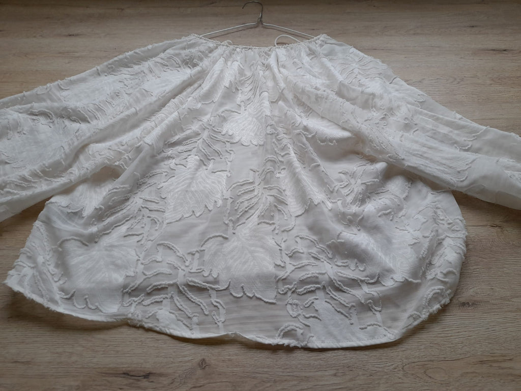 BLUSA M/L BLANCA BORDADA (PEQUEÑO ROTO HOMBRO DERECHO)
