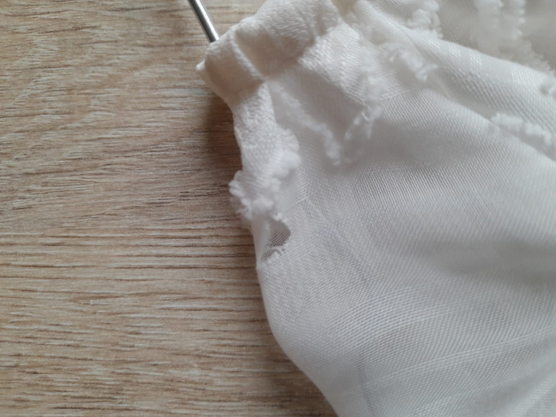 BLUSA M/L BLANCA BORDADA (PEQUEÑO ROTO HOMBRO DERECHO)