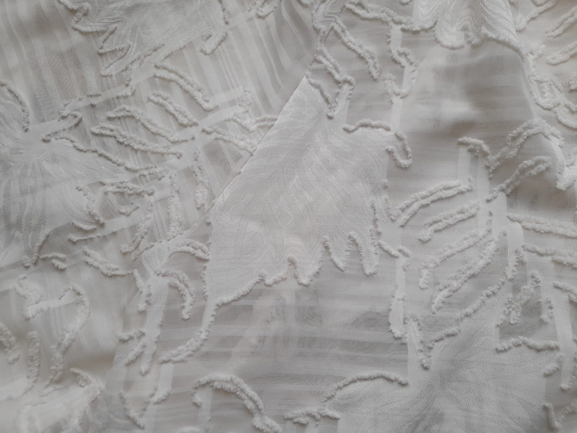 BLUSA M/L BLANCA BORDADA (PEQUEÑO ROTO HOMBRO DERECHO)