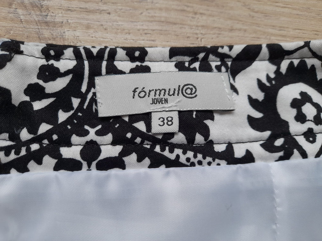 MINI FALDA BLANCA CON ESTAMPADO FLORAL NEGRO Y CIERRE DE CREMALLERA
