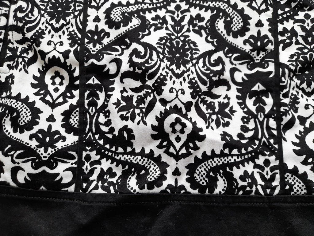 MINI FALDA BLANCA CON ESTAMPADO FLORAL NEGRO Y CIERRE DE CREMALLERA