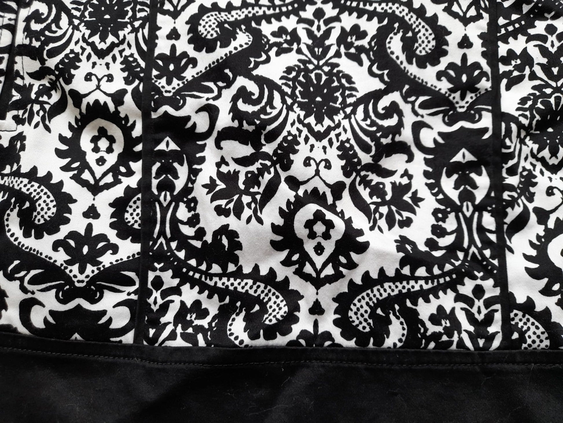 MINI FALDA BLANCA CON ESTAMPADO FLORAL NEGRO Y CIERRE DE CREMALLERA