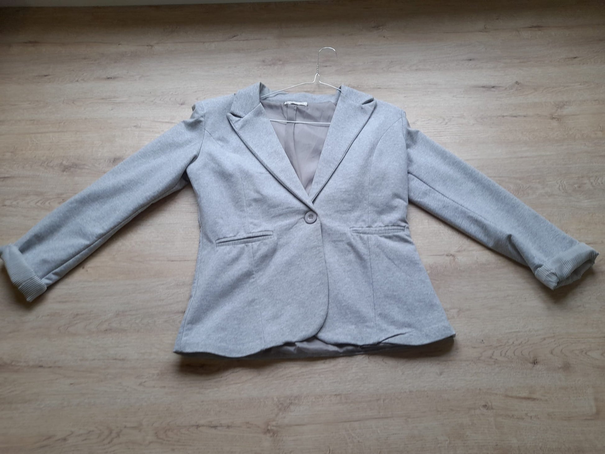 BLAZER GRIS CON TELA TIPO CHANDAL Y MANDAS REVERSIBLES (DESGASTE DE USO)