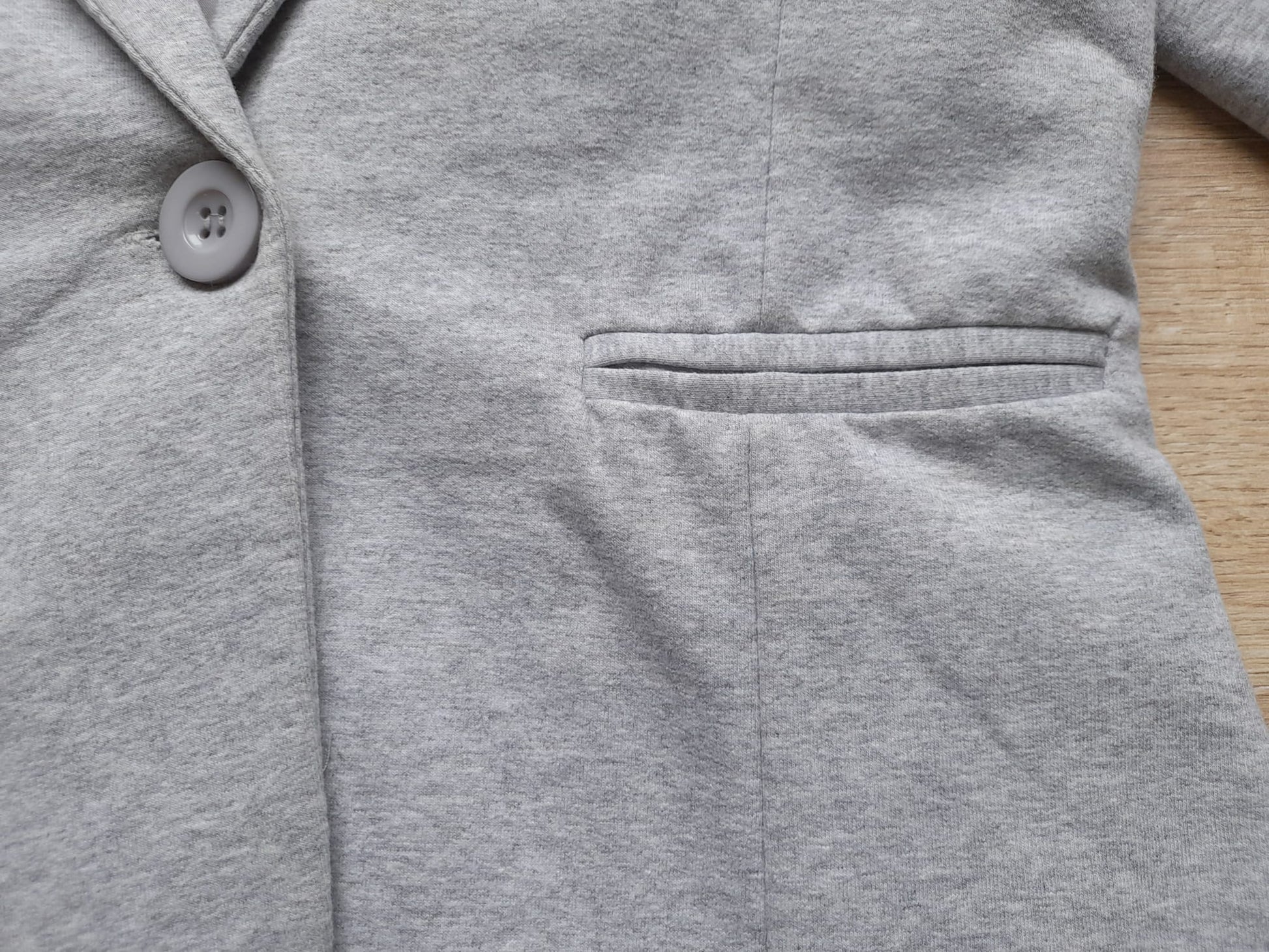 BLAZER GRIS CON TELA TIPO CHANDAL Y MANDAS REVERSIBLES (DESGASTE DE USO)