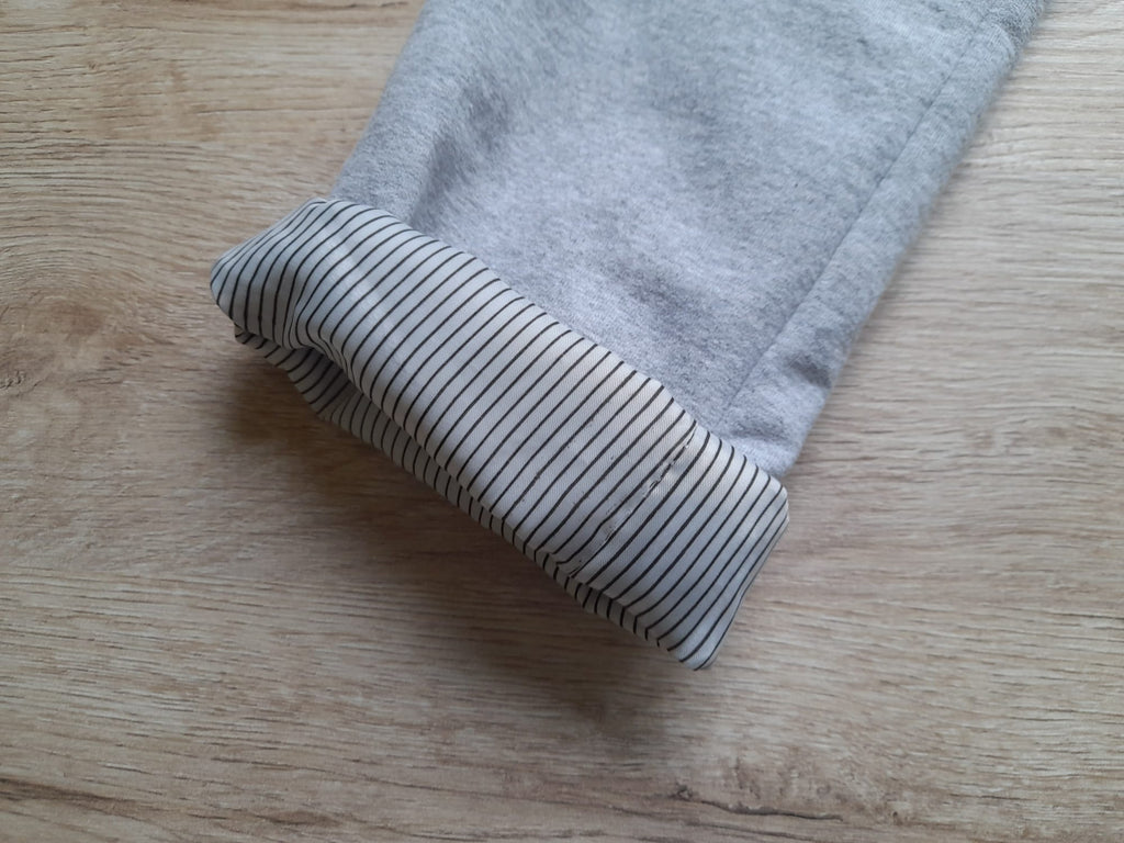 BLAZER GRIS CON TELA TIPO CHANDAL Y MANDAS REVERSIBLES (DESGASTE DE USO)