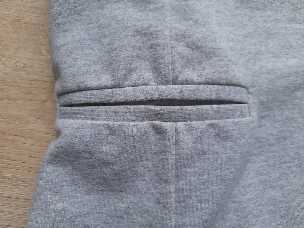 BLAZER GRIS CON TELA TIPO CHANDAL Y MANDAS REVERSIBLES (DESGASTE DE USO)