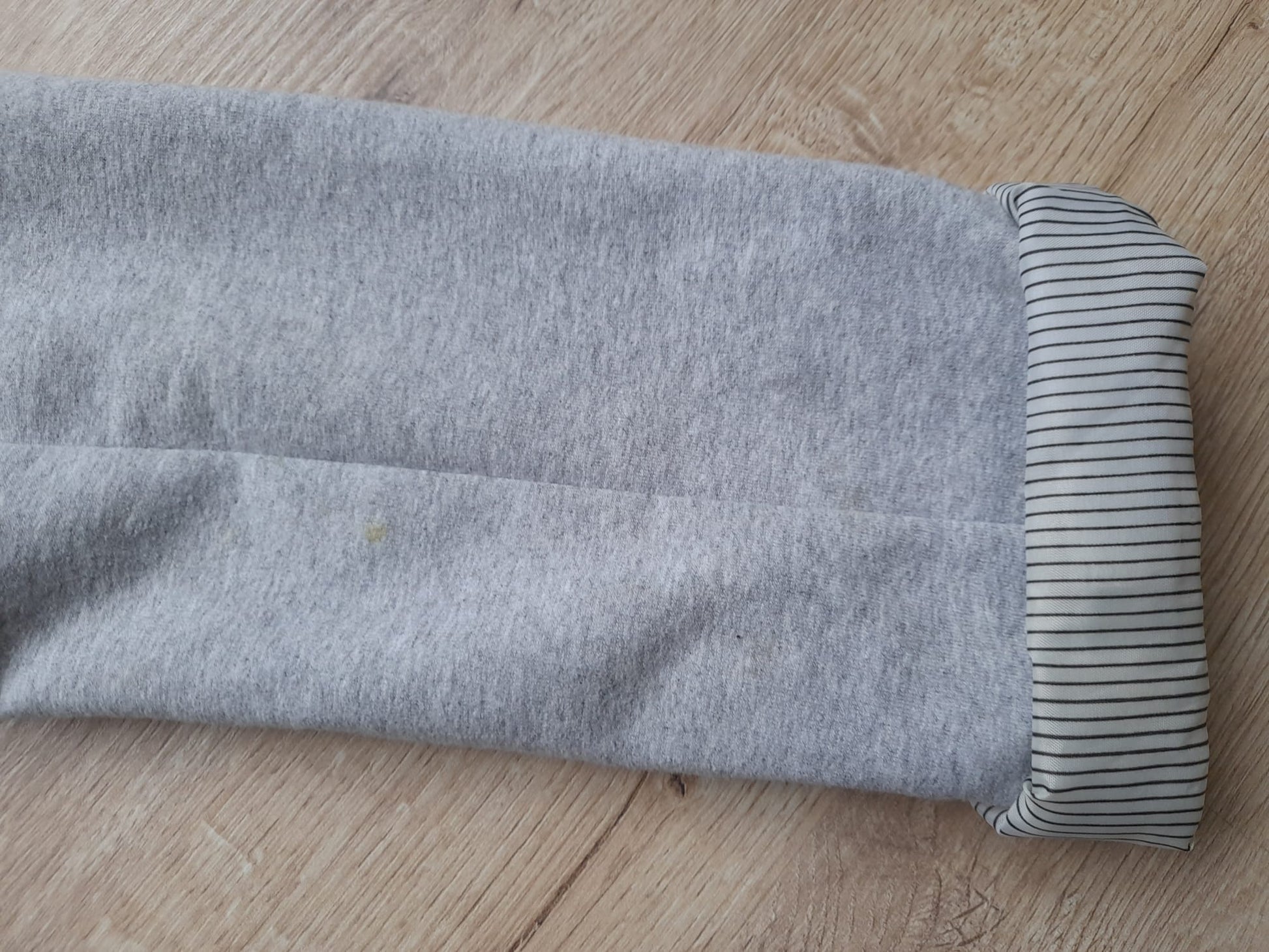 BLAZER GRIS CON TELA TIPO CHANDAL Y MANDAS REVERSIBLES (DESGASTE DE USO)