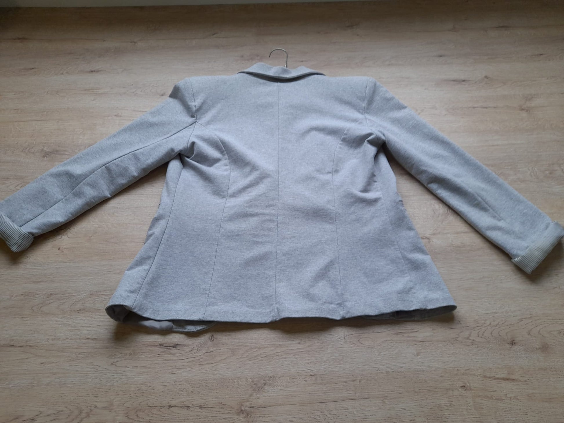 BLAZER GRIS CON TELA TIPO CHANDAL Y MANDAS REVERSIBLES (DESGASTE DE USO)