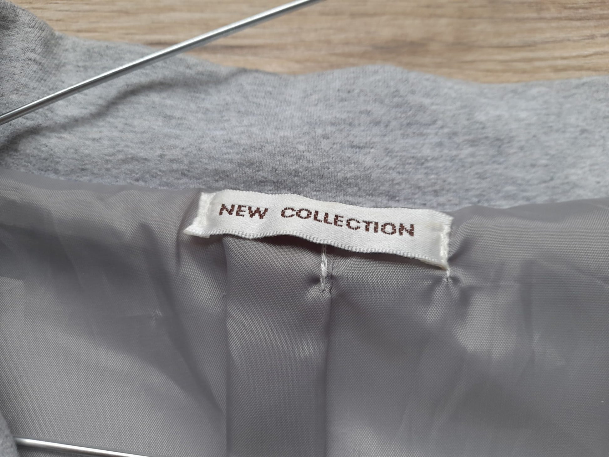 BLAZER GRIS CON TELA TIPO CHANDAL Y MANDAS REVERSIBLES (DESGASTE DE USO)