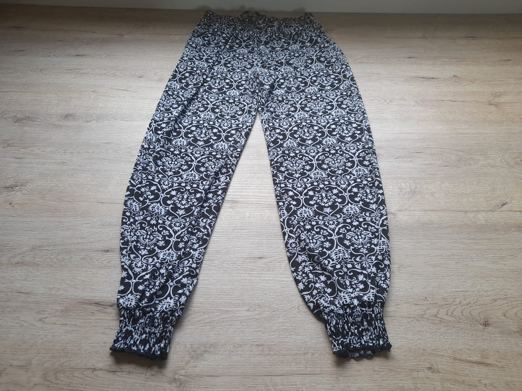 PANTALÓN BOMBACHO DE VERANO NEGRO CON ESTAMPADO BLANCO , GOMA EN CINTURA Y TOBILLOS