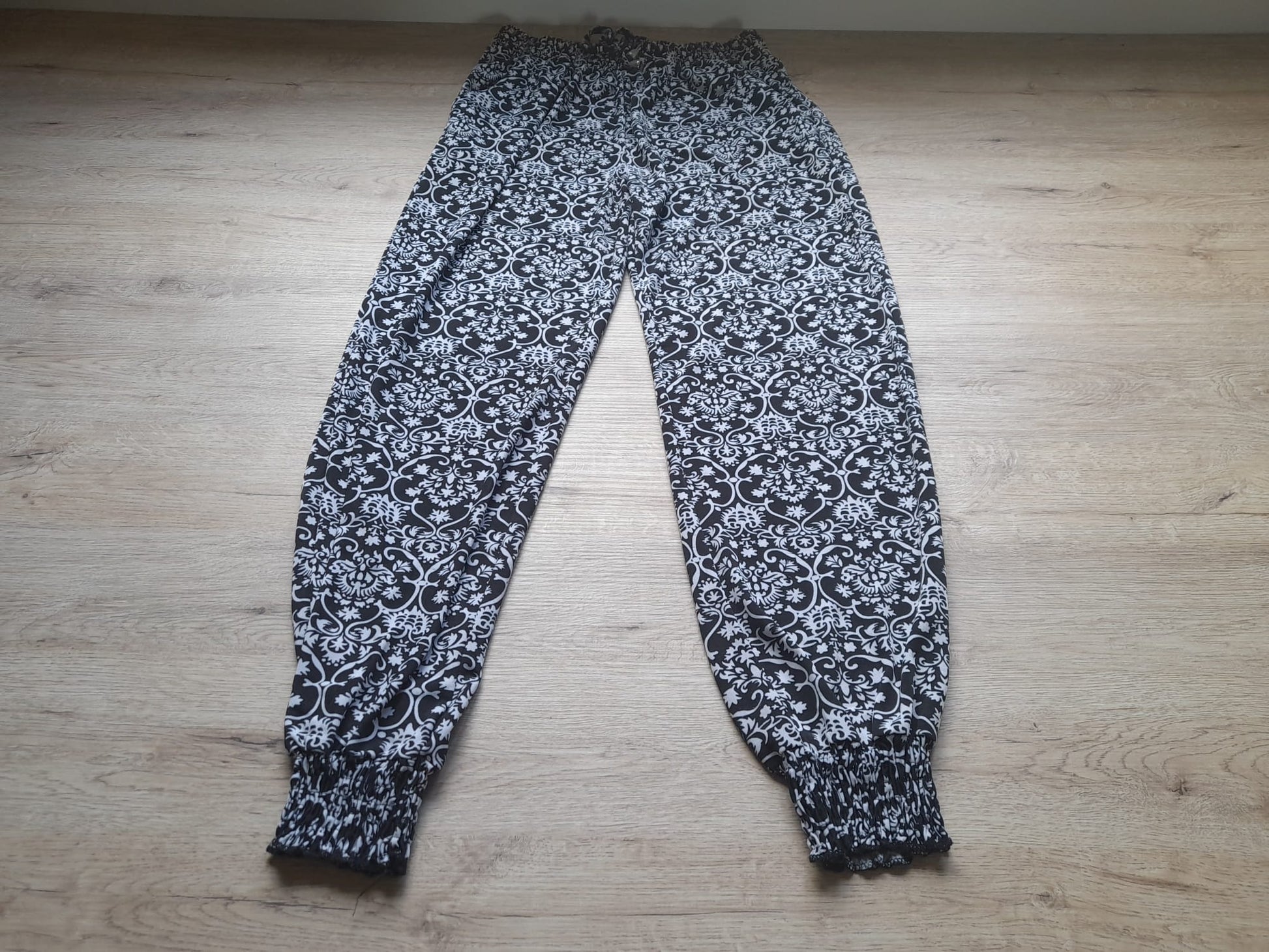 PANTALÓN BOMBACHO DE VERANO NEGRO CON ESTAMPADO BLANCO , GOMA EN CINTURA Y TOBILLOS