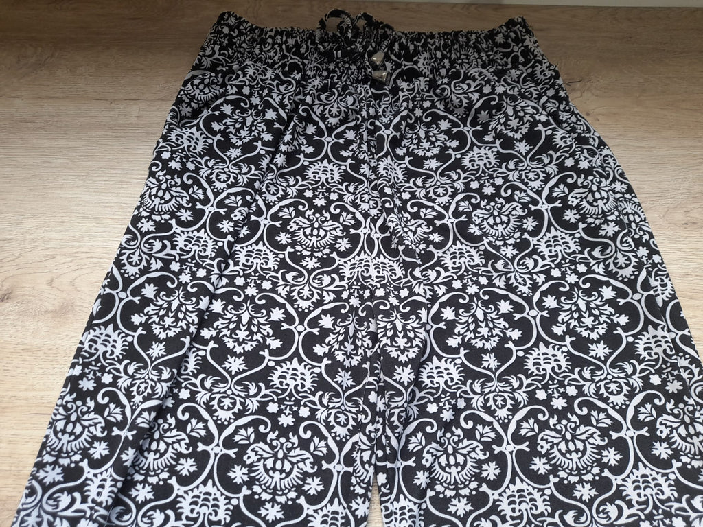 PANTALÓN BOMBACHO DE VERANO NEGRO CON ESTAMPADO BLANCO , GOMA EN CINTURA Y TOBILLOS