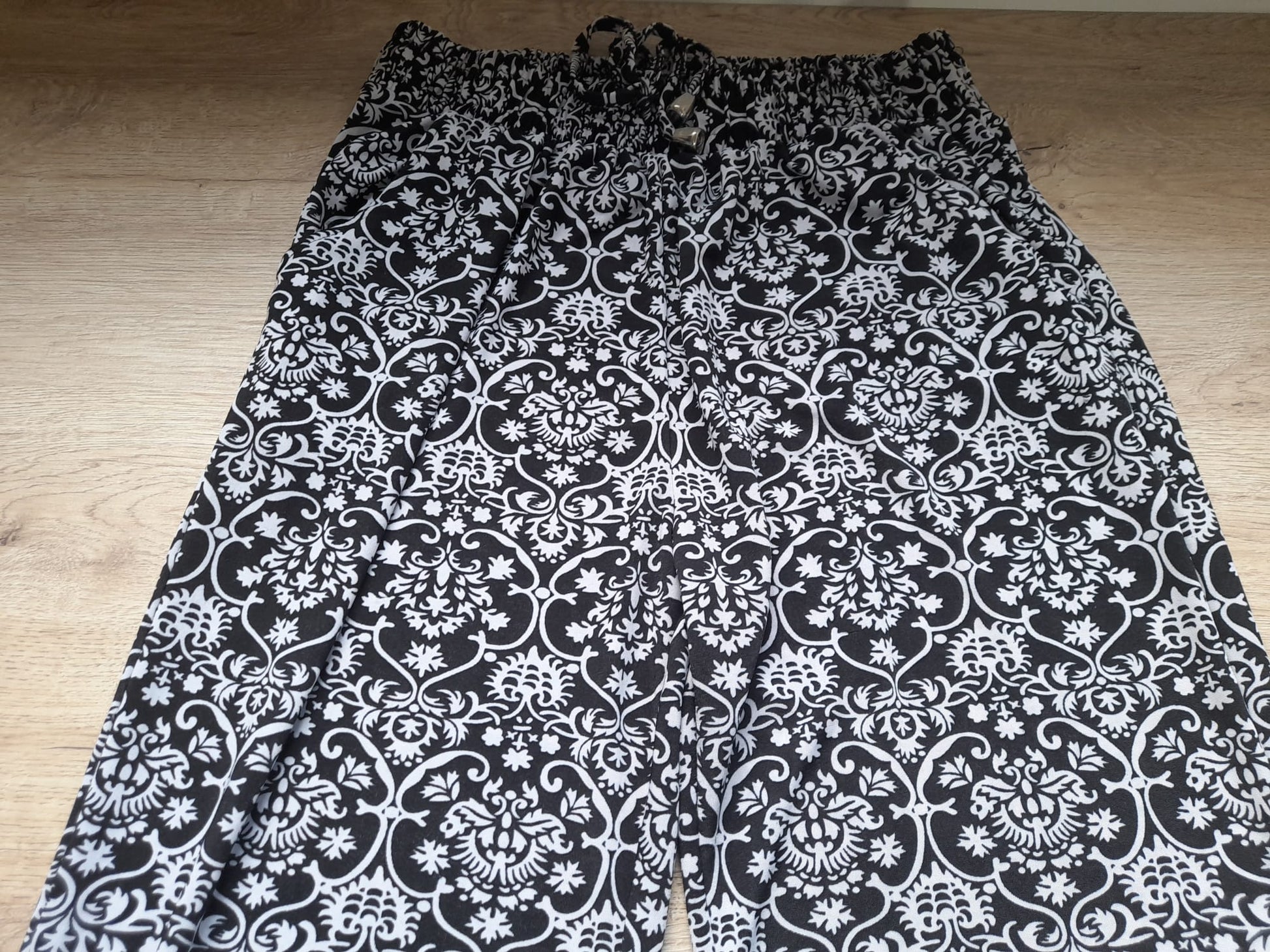 PANTALÓN BOMBACHO DE VERANO NEGRO CON ESTAMPADO BLANCO , GOMA EN CINTURA Y TOBILLOS
